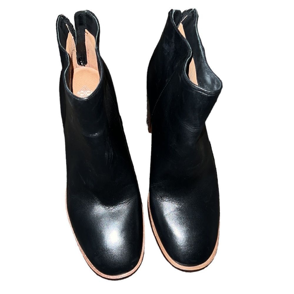 ✨ Antonio Melani
Cammden Casual Leather Block Heel Booties✨